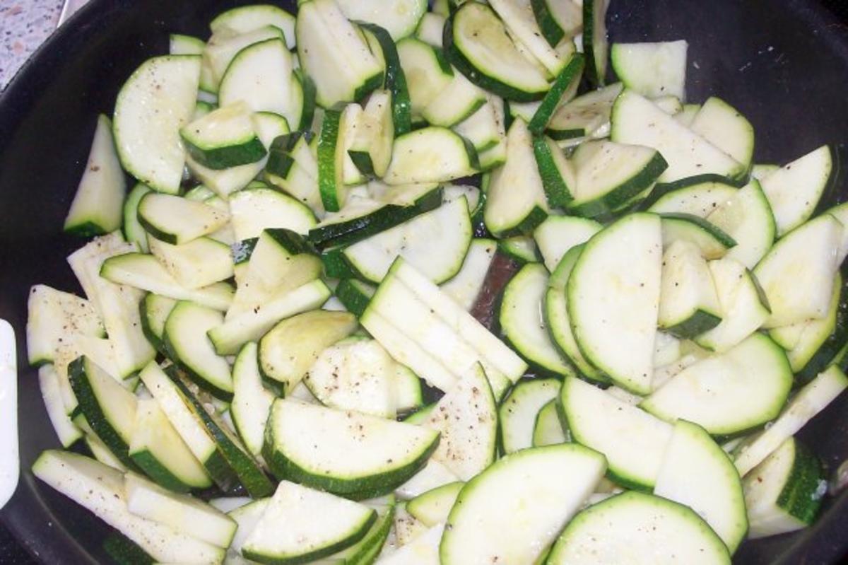 Sommerlicher Kartoffel-Zucchini-Schichtauflauf mit Kräuterhaube - Rezept - Bild Nr. 3