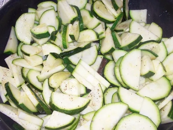 Sommerlicher Kartoffel-Zucchini-Schichtauflauf mit Kräuterhaube - Rezept - Bild Nr. 3