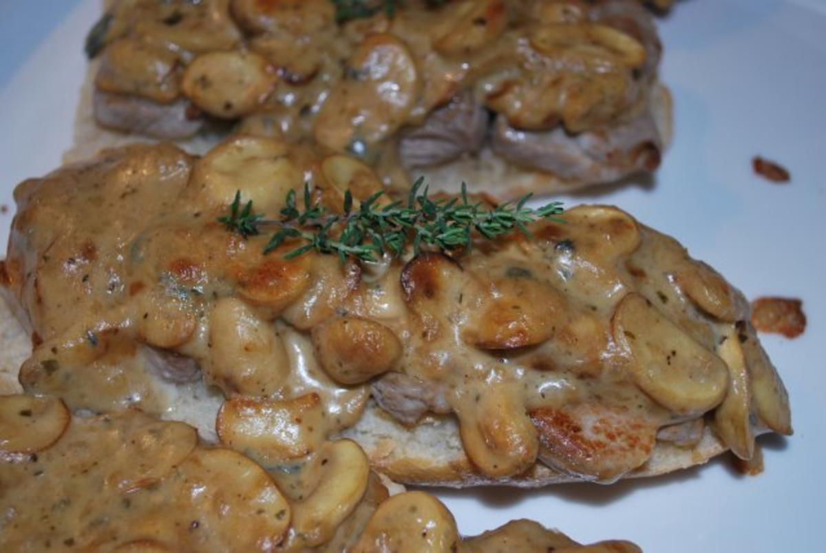 Schweinefilet-Schnitten mit gratinierter Champignon-Gorgonzola-Haube ...