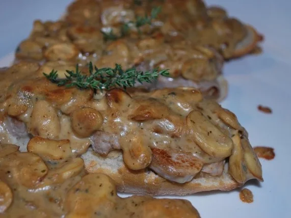 Schweinefilet-Schnitten mit gratinierter Champignon-Gorgonzola-Haube - Rezept - Bild Nr. 2