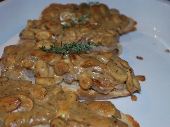 Schweinefilet-Schnitten mit gratinierter Champignon-Gorgonzola-Haube - Rezept - Bild Nr. 3