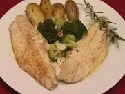 Rezept: Wolfsbarsch-Filet an Rosmarinkartoffeln und Mandel-Broccoli (Steffi Nerius) Wolfsbarsch-Filet an Rosmarinkartoffeln und Mandel-Broccoli (Steffi Nerius) - Rezept