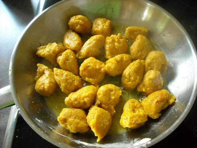 Rezept: Kürbis-Gnocchi in Zwiebel-Kräuter-Sauce Bild Nr. 3 Kürbis-Gnocchi in Zwiebel-Kräuter-Sauce - Rezept - Bild Nr. 3