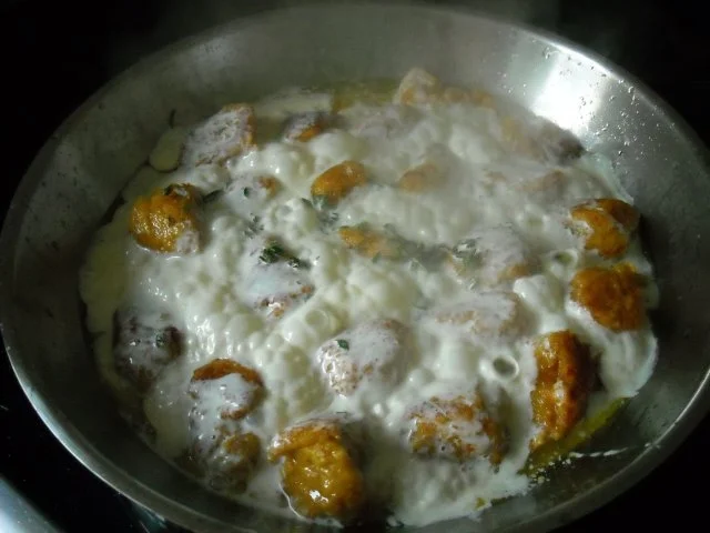 Rezept: Kürbis-Gnocchi in Zwiebel-Kräuter-Sauce Bild Nr. 5 Kürbis-Gnocchi in Zwiebel-Kräuter-Sauce - Rezept - Bild Nr. 5