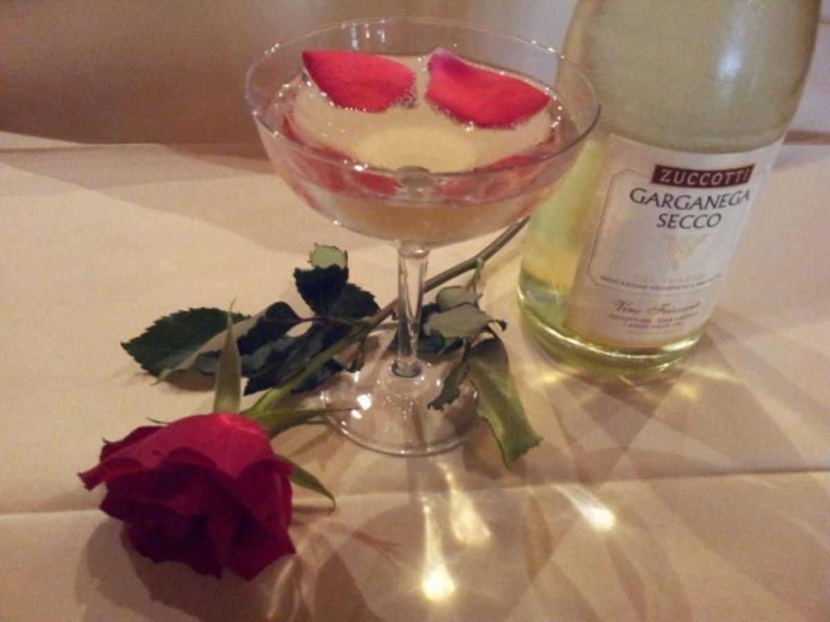 Rosenbowle mit selbstgemachtem Rosenwasser - Rezept