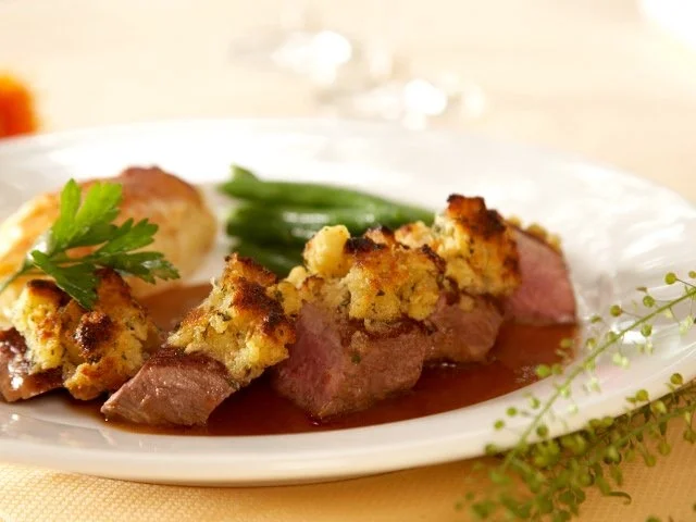 Rosa gebratener Lammrücken mit Senf-Kräuterkruste, mediterranem Gemüse, Rosmarinkartoffeln - Rezept