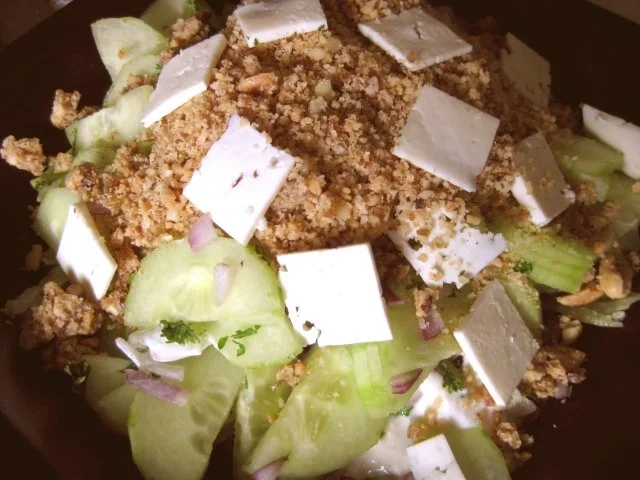 Gurkensalat mit Dattel-Nusspüree - Rezept