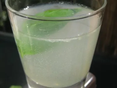 Rezept: Basilikum-Sirup und -Limonade Basilikum-Sirup und -Limonade - Rezept