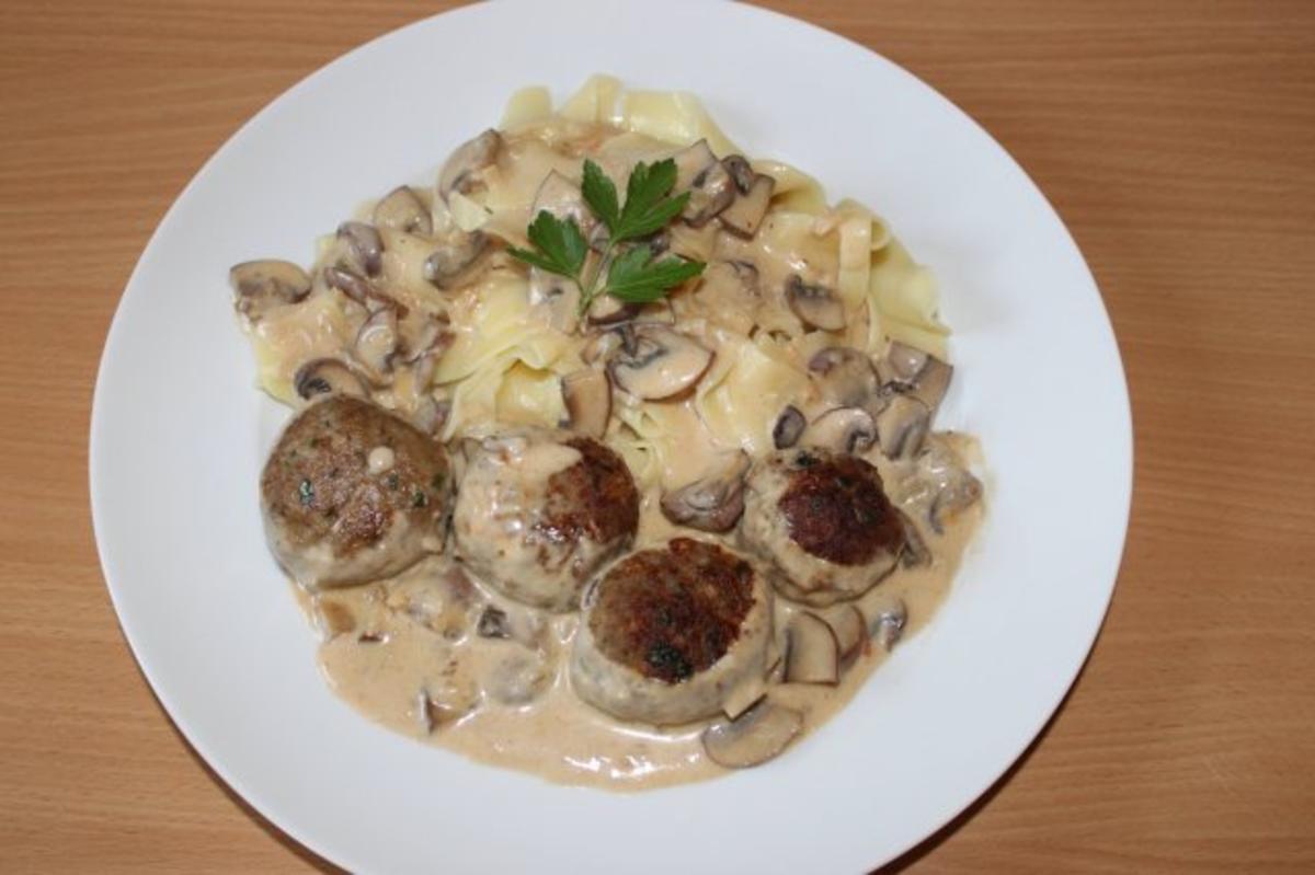 Hackbällchen in Champignon-Sahne-Soße mit Bandnudeln - Rezept