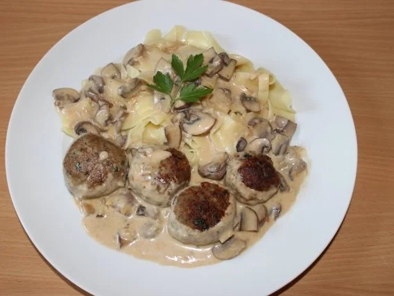 Rezept: Hackbällchen in Champignon-Sahne-Soße mit Bandnudeln Hackbällchen in Champignon-Sahne-Soße mit Bandnudeln - Rezept