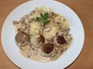 Rezept: Hackbällchen in Champignon-Sahne-Soße mit Bandnudeln Hackbällchen in Champignon-Sahne-Soße mit Bandnudeln - Rezept
