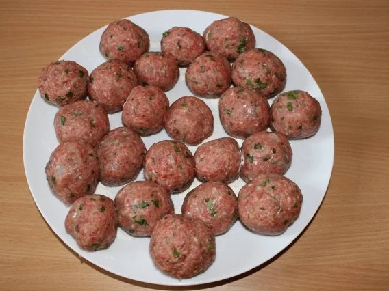 Rezept: Hackbällchen in Champignon-Sahne-Soße mit Bandnudeln Bild Nr. 2 Hackbällchen in Champignon-Sahne-Soße mit Bandnudeln - Rezept - Bild Nr. 2