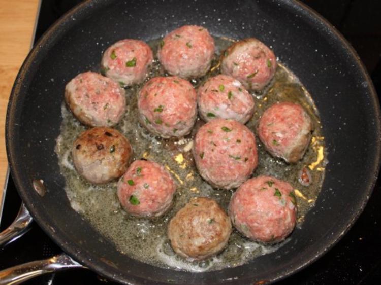 Hackbällchen in Champignon-Sahne-Soße mit Bandnudeln - Rezept - kochbar.de