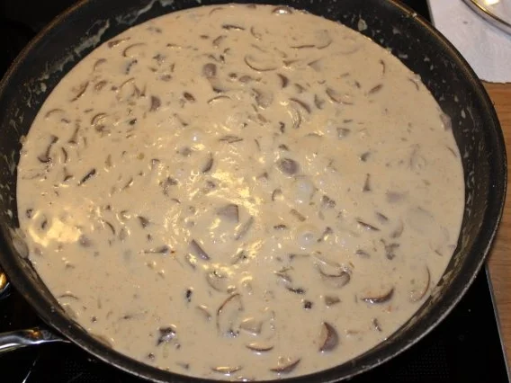 Rezept: Hackbällchen in Champignon-Sahne-Soße mit Bandnudeln Bild Nr. 6 Hackbällchen in Champignon-Sahne-Soße mit Bandnudeln - Rezept - Bild Nr. 6