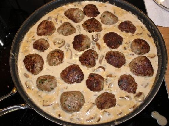 Rezept: Hackbällchen in Champignon-Sahne-Soße mit Bandnudeln Bild Nr. 7 Hackbällchen in Champignon-Sahne-Soße mit Bandnudeln - Rezept - Bild Nr. 7