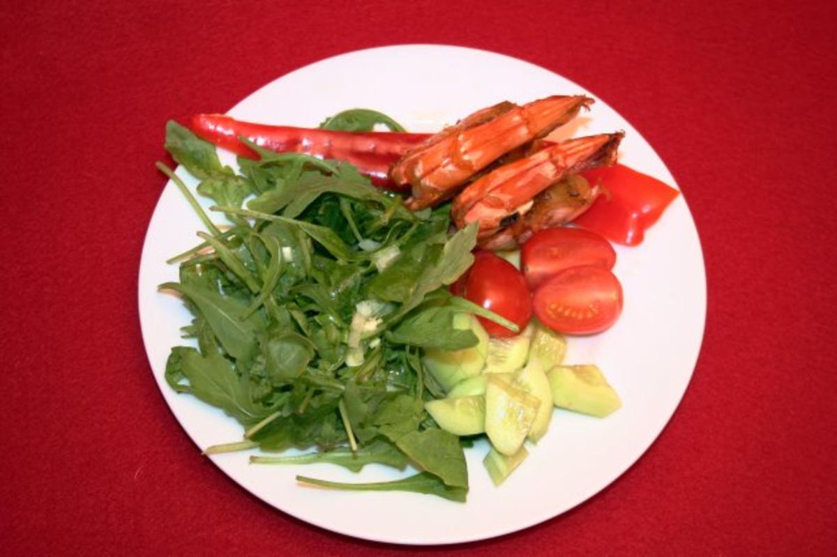 Salat mit Scampi und Antipasti - Rezept