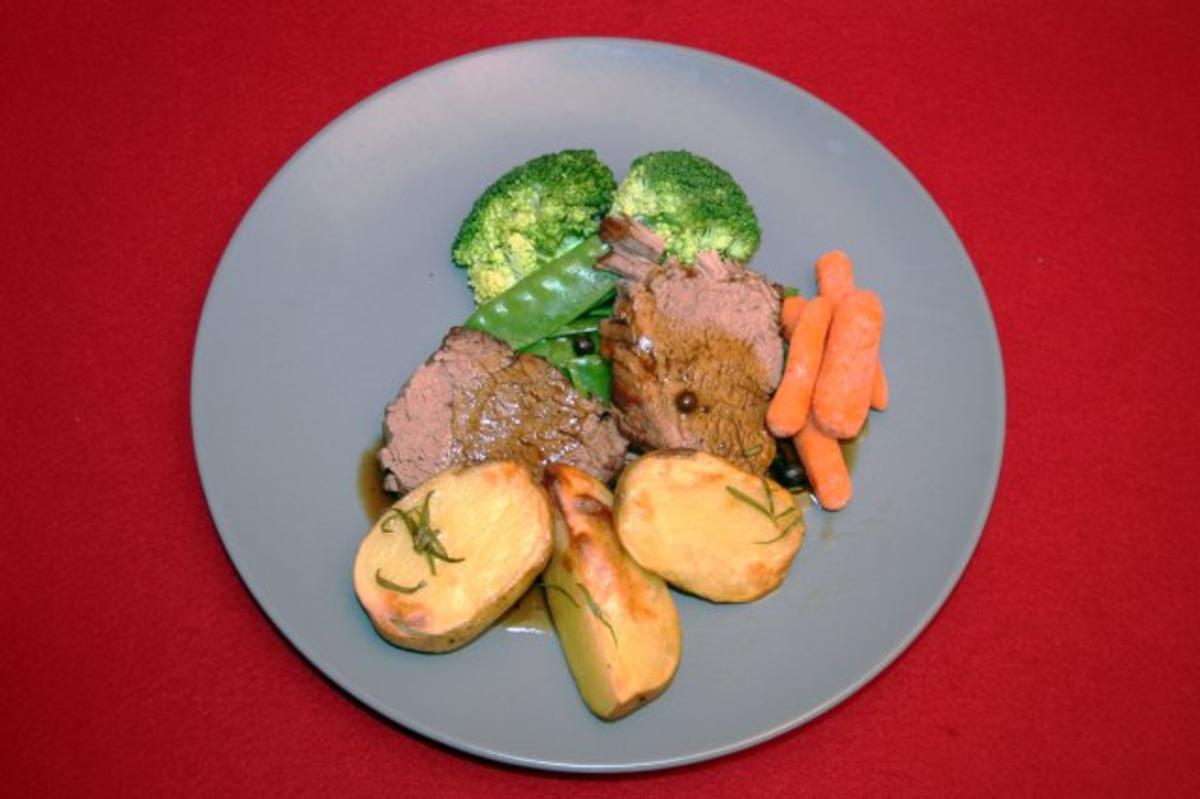 Rinderfilet mit Rosmarinkartoffeln und Gemüse - Rezept - kochbar.de Rinderfilet mit Rosmarinkartoffeln und Gemüse - Rezept - kochbar.de