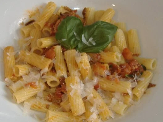 Penne mit Tomaten-Chili-Sauce - Rezept