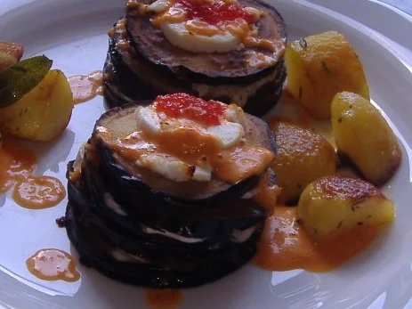 Rezept: Auberginenlasagne mit Ziegenkäse und Paprika-Ingwer-Schaum Auberginenlasagne mit Ziegenkäse und Paprika-Ingwer-Schaum - Rezept