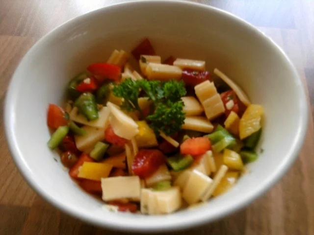 Rezept: Käsesalat mit Paprika und Zwiebeln Käsesalat mit Paprika und Zwiebeln - Rezept