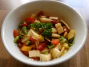 Käsesalat mit Paprika und Zwiebeln - Rezept