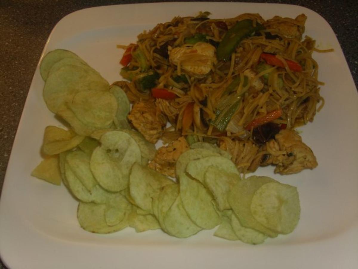 Asiatische Bratnudel-Pfanne mit Wasabichips - Rezept