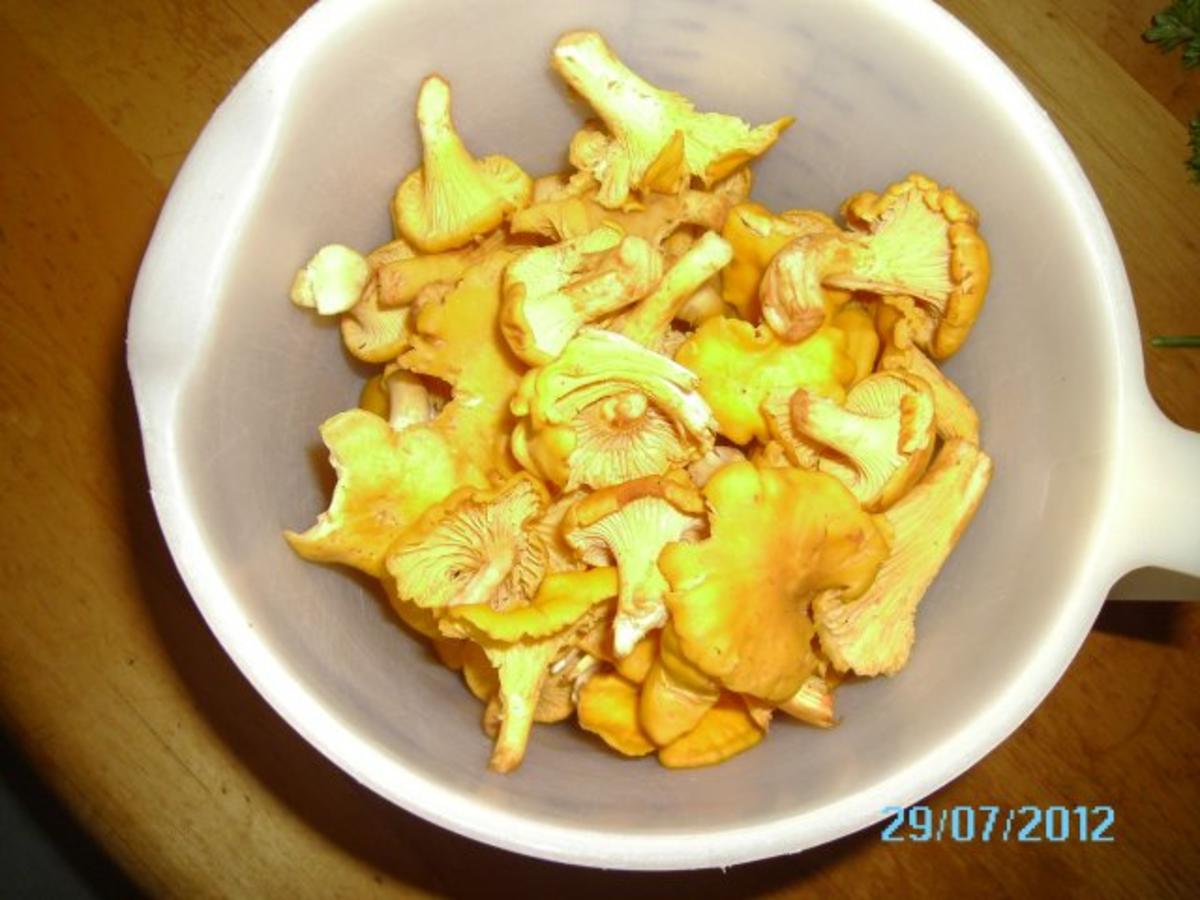 Panierte Eierschwammerln mit Petersilkartoffeln - Rezept - Bild Nr. 2