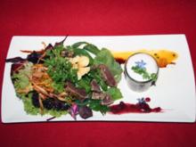 Asia Lobster Shot, Limonen-Kokos-Schaum, schwarzer Mangoldsalat und Tuna Sashimi - Rezept