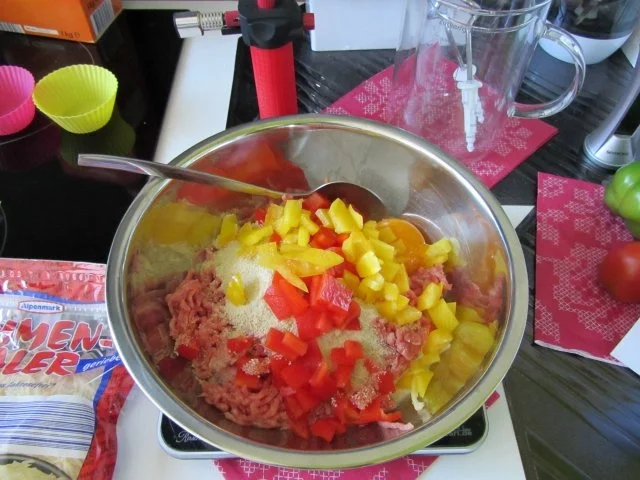 Rezept: Pikante - Hackfleisch – Muffins mit Creme - Fraiche Bild Nr. 9 Pikante - Hackfleisch – Muffins mit Creme - Fraiche - Rezept - Bild Nr. 9