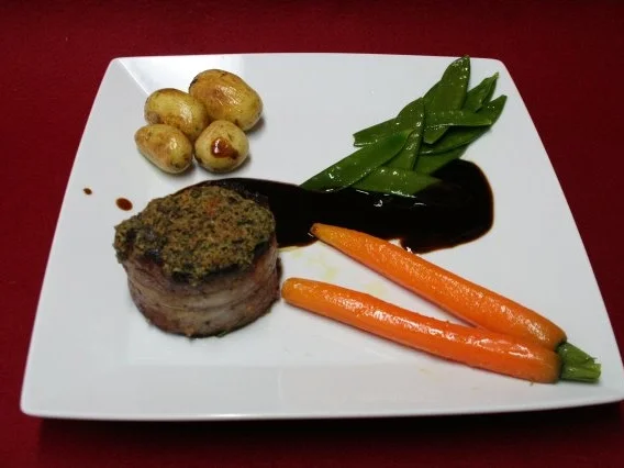 Rinderfilet vom Almochsen im Speckmantel mit Pilztopping, zartem Gemüse und Kartoffeln - Rezept