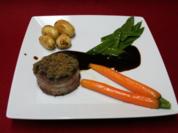 Rinderfilet vom Almochsen im Speckmantel mit Pilztopping, zartem Gemüse und Kartoffeln - Rezept