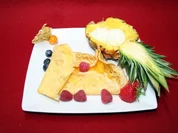 Crêpes mit Orangenlikörsoße,  Vanilleeis und Früchten - Rezept