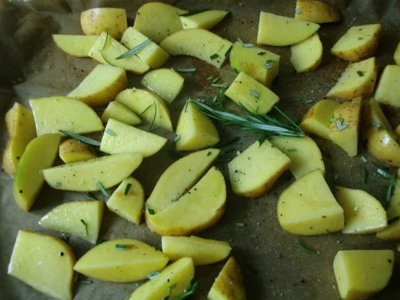 Rezept: Rosmarinkartoffeln °°°°°°°°von ganz frischen Gartenkartoffeln Bild Nr. 4 Rosmarinkartoffeln °°°°°°°°von ganz frischen Gartenkartoffeln - Rezept - Bild Nr. 4