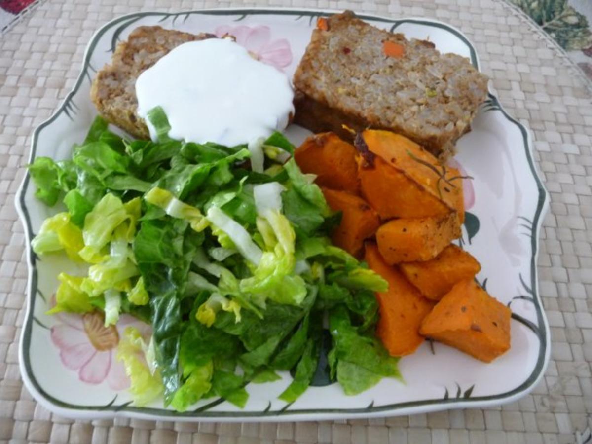 Bilder für Hackfleisch : Reis-Hackbraten mit Rosmarinkartoffeln aus Süßkartoffeln und Salat - Rezept