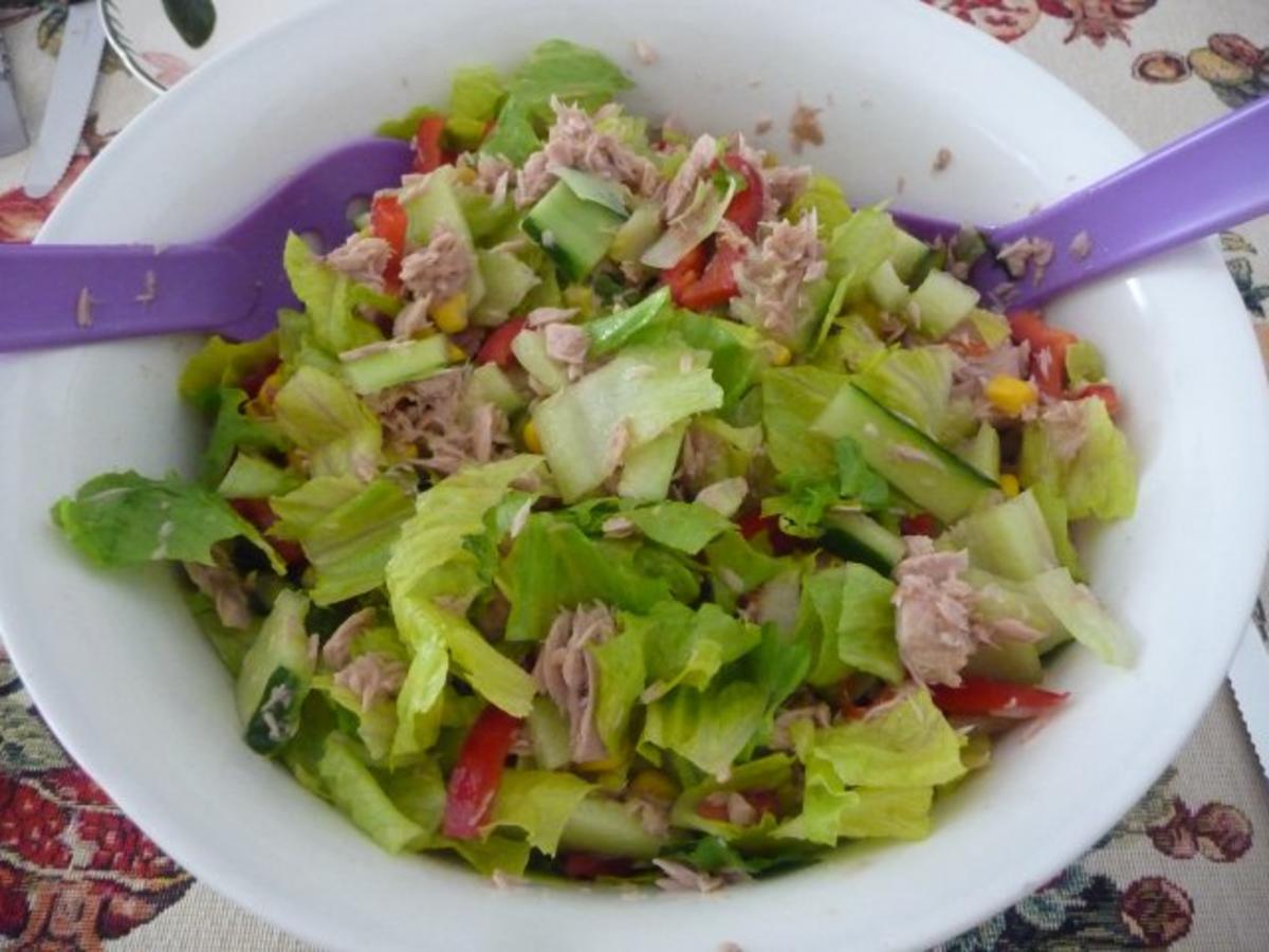 Salat : Bunter Thunfisch-Salat mit ausgebackenem Brot - Rezept