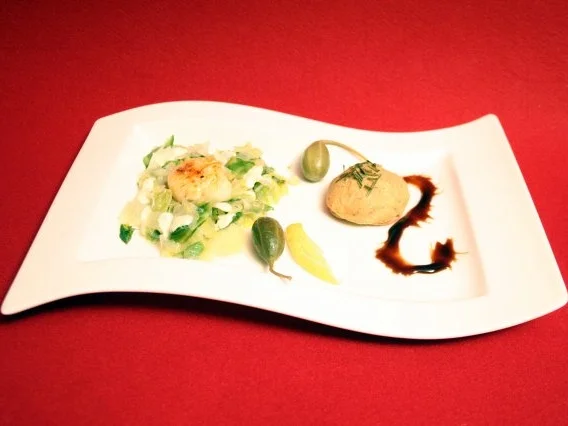 Rezept: Jakobsmuscheln mit gebratenem Salat und Salzzitronen Jakobsmuscheln mit gebratenem Salat und Salzzitronen - Rezept