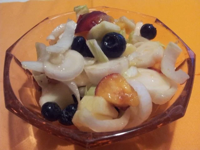 Obst-Salat im Juli mit Heidelbeeren - Rezept