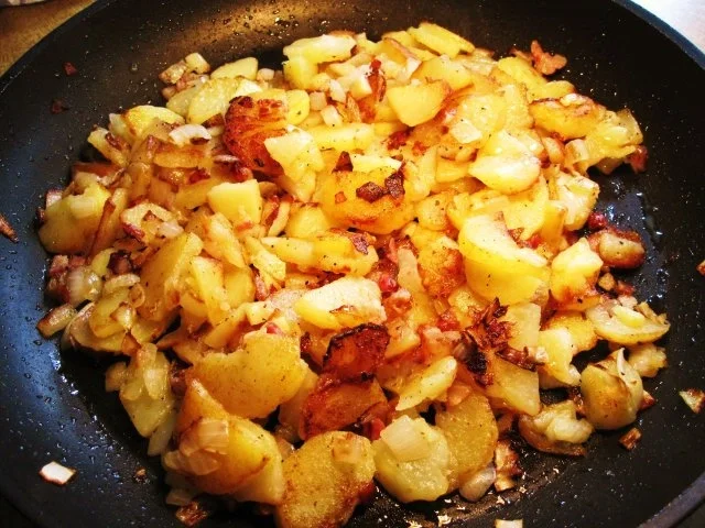 Rezept: Bratkartoffeln mit Nürnberger Würsteln Bild Nr. 3 Bratkartoffeln mit Nürnberger Würsteln - Rezept - Bild Nr. 3