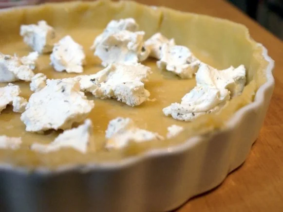 Ziegenkäsetarte mit karamellisiertem Knoblauch - Rezept - Bild Nr. 7