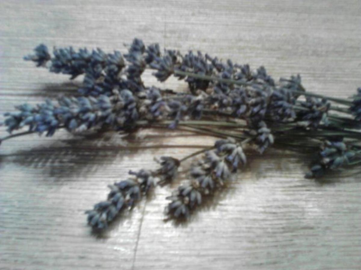 Selbstgemachtes Lavendeleis - schnell &amp; einfach - 271 kcal/100g