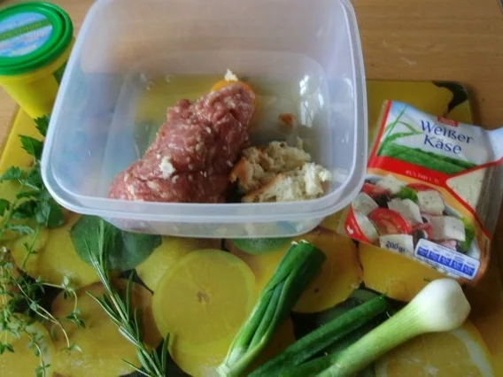 Rezept: mediteran gefüllte Kräuter-Frikadellen Bild Nr. 3 mediteran gefüllte Kräuter-Frikadellen - Rezept - Bild Nr. 3