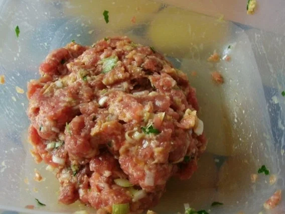 Rezept: mediteran gefüllte Kräuter-Frikadellen Bild Nr. 6 mediteran gefüllte Kräuter-Frikadellen - Rezept - Bild Nr. 6