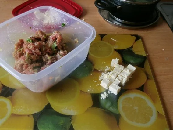 Rezept: mediteran gefüllte Kräuter-Frikadellen Bild Nr. 7 mediteran gefüllte Kräuter-Frikadellen - Rezept - Bild Nr. 7