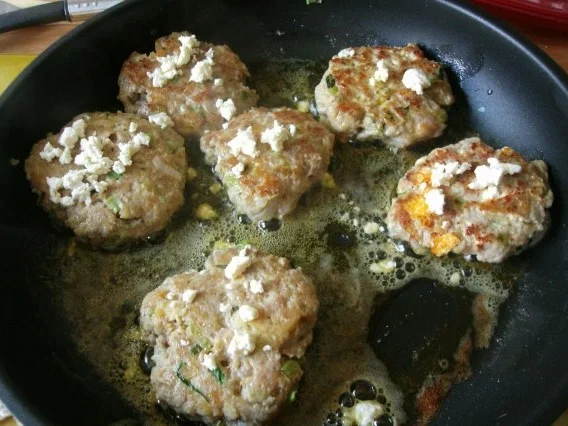 Rezept: mediteran gefüllte Kräuter-Frikadellen Bild Nr. 8 mediteran gefüllte Kräuter-Frikadellen - Rezept - Bild Nr. 8