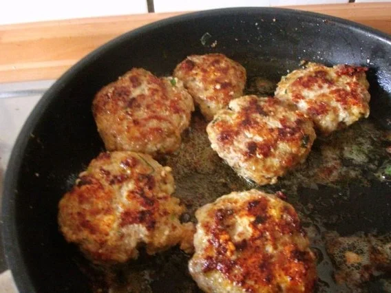 Rezept: mediteran gefüllte Kräuter-Frikadellen Bild Nr. 2 mediteran gefüllte Kräuter-Frikadellen - Rezept - Bild Nr. 2