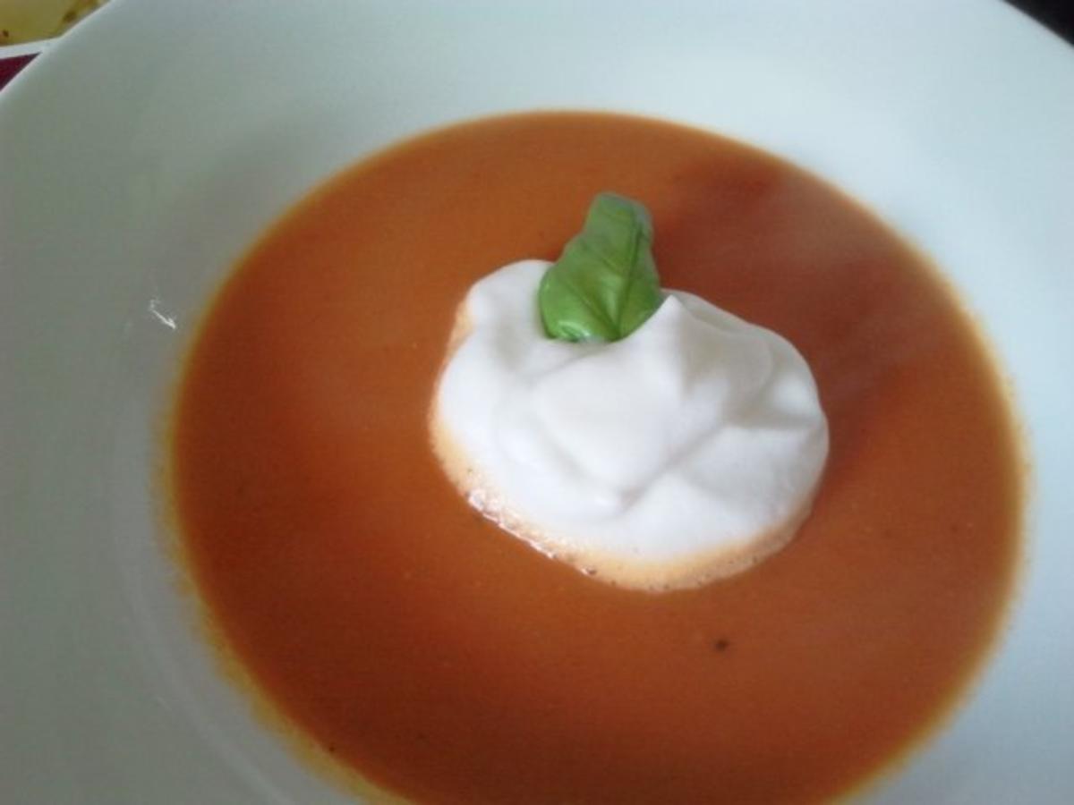 Feurige Tomatnsuppe mit Basilikumschaum - Rezept