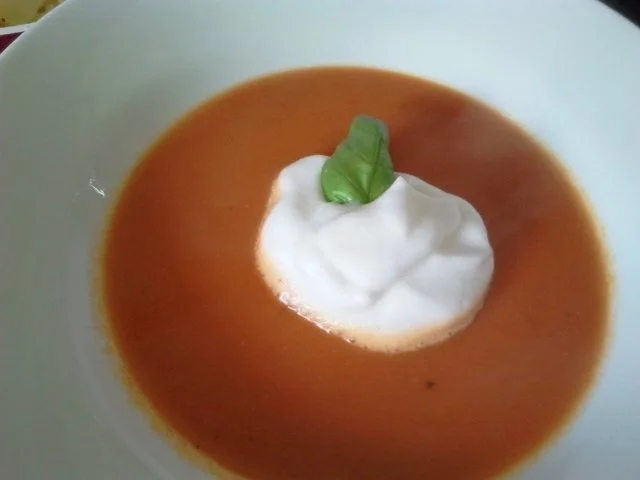 Rezept: Feurige Tomatnsuppe mit Basilikumschaum Feurige Tomatnsuppe mit Basilikumschaum - Rezept