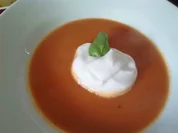 Feurige Tomatnsuppe mit Basilikumschaum - Rezept