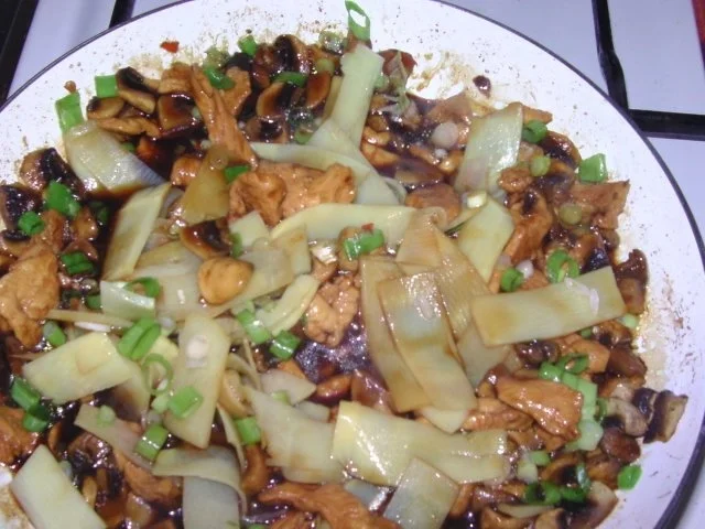 Huhn mit Champignons und Bambus - Rezept