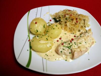 Rezept: Putenbrust in weißer Rosmarinsoße mit schlesischen Klößen und Petersiliensauerkraut Putenbrust in weißer Rosmarinsoße mit schlesischen Klößen und Petersiliensauerkraut - Rezept